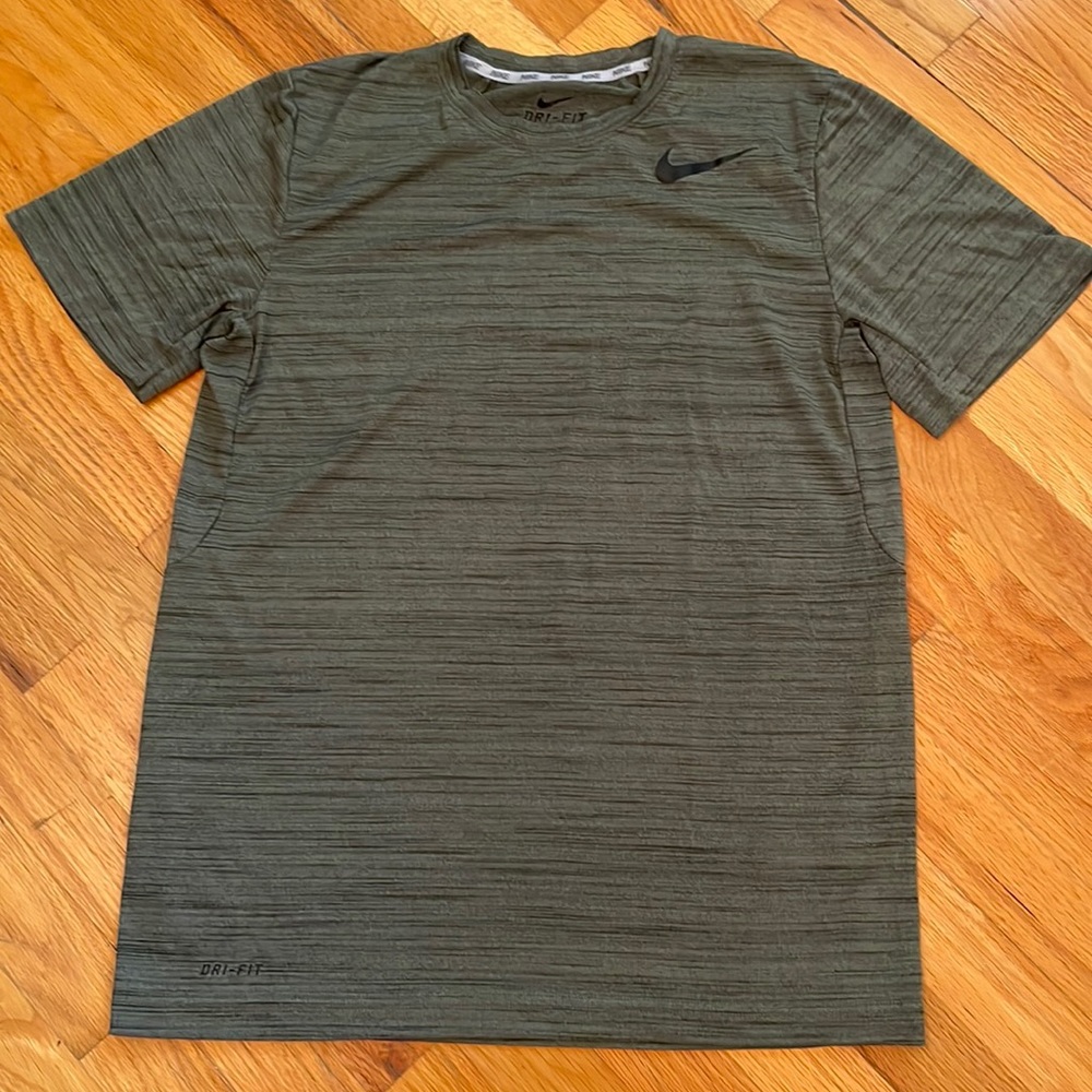 NIKE Dri-Fit Short Sleeve Shirt. Size Medium Great Condition   Army Green/Black